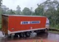 ರಸ್ತೆ ತಿರುವಿನಲ್ಲಿ ಲಾರಿ ನಿಲ್ಲಿಸಿ ಚಾಲಕ ಪರಾರಿ : ಫುಲ್‌ ಟ್ರಾಫಿಕ್ ಜಾಮ್!