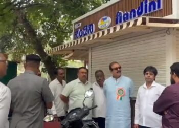 ಫುಟ್ಪಾತ್ ಒತ್ತುವರಿ ತೆರವಿಗೆ ಅಡ್ಡಿಯಾದ ನಂದಿನಿ ಪಾರ್ಲರ್!