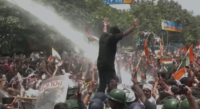 ಬ್ಯಾರಿಕೇಡ್ ಮುರಿದು ಜಾರ್ಖಂಡ್ ವಿಧಾನಸೌಧಕ್ಕೆ ನುಗ್ಗಲು ವಿದ್ಯಾರ್ಥಿಗಳ ಯತ್ನ : ಜಲಫಿರಂಗಿ ಪ್ರಯೋಗ