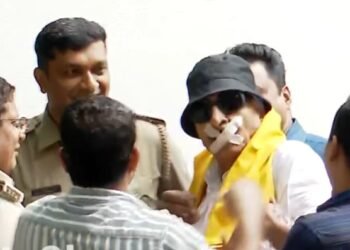 ಬಾಯಿಗೆ ಟೇಪ್ ಅಂಟಿಸ್ಕೊಂಡು ಮನೆಯಿಂದ ಹೊರ ಬರ್ತಿದ್ದಂತೆ ವಾಟಾಳ್ ನಾಗರಾಜ್ ಪೊಲೀಸ್ ವಶಕ್ಕೆ!