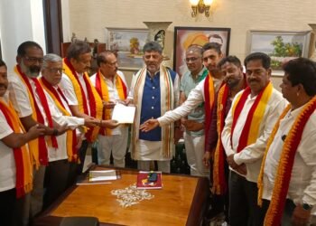 ಕರ್ನಾಟಕ ಬಂದ್ ಮಧ್ಯೆ ಸಿಎಂ ಡಿಕೆಶಿಯನ್ನು​ ಭೇಟಿಯಾದ ಕನ್ನಡಪರ ಹೋರಾಟಗಾರರು!