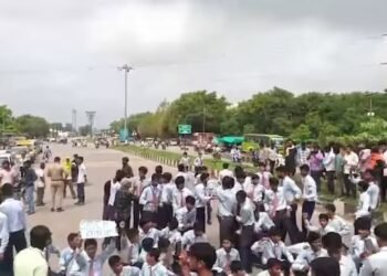 ಉಪಾಧ್ಯಾಯರ ಕೊರತೆ : ಲಖನೌ ರಸ್ತೆಗಿಳಿದ ‘ಜೆನ್ ಆಲ್ಫಾ’ ವಿದ್ಯಾರ್ಥಿಗಳ ಬೃಹತ್ ಪ್ರತಿಭಟನೆ!