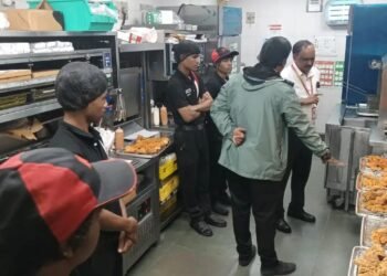 ದಾಳಿ ವೇಳೆ ಮಂಗಳೂರಿನ KFCಯಲ್ಲಿ ಹಳೇ ಮಾಂಸ ಪತ್ತೆ!