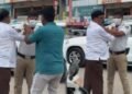 ನಡುರಸ್ತೆಯಲ್ಲೇ ಟ್ರಾಫಿಕ್ ಪೊಲೀಸ್ ಮೇಲೆ ಜೆಡಿಎಸ್ ಮುಖಂಡನಿಂದ ಹಲ್ಲೆ.. ವಿಡಿಯೋ ವೈರಲ್‌!