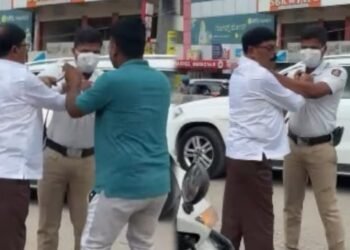 ನಡುರಸ್ತೆಯಲ್ಲೇ ಟ್ರಾಫಿಕ್ ಪೊಲೀಸ್ ಮೇಲೆ ಜೆಡಿಎಸ್ ಮುಖಂಡನಿಂದ ಹಲ್ಲೆ.. ವಿಡಿಯೋ ವೈರಲ್‌!