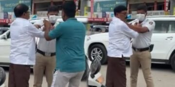 ನಡುರಸ್ತೆಯಲ್ಲೇ ಟ್ರಾಫಿಕ್ ಪೊಲೀಸ್ ಮೇಲೆ ಜೆಡಿಎಸ್ ಮುಖಂಡನಿಂದ ಹಲ್ಲೆ.. ವಿಡಿಯೋ ವೈರಲ್‌!