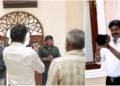 ವಿಶ್ವ ಛಾಯಾಗ್ರಹಣ ದಿನದಂದು ಕ್ಯಾಮೆರಾ ಹಿಡಿದು ಪತ್ರಕರ್ತರ ಫೋಟೋವನ್ನೇ ಕ್ಲಿಕ್ಕಿಸಿದ ತಮಿಳುನಾಡು ಸಿಎಂ ವಿಜಯ್