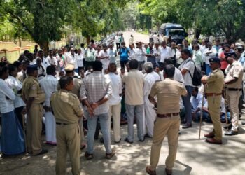 ಕಬಿನಿ ಜಲಾಶಯದ ಬಳಿ ರೈತರ ಪ್ರತಿಭಟನೆ : ತಮಿಳುನಾಡಿಗೆ ನೀರು ಹರಿಸದಂತೆ ಆಗ್ರಹ