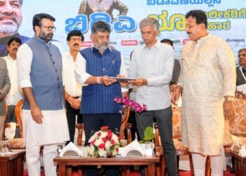 ಕಾರಂತ ಬಡಾವಣೆ ಭೂ ಮಾಲೀಕರಿಗೆ ನಿವೇಶನ ಪತ್ರ ವಿತರಣೆ ; ರೈತರ ಕೊಡುಗೆ ಅನನ್ಯ ಎಂದ ಸಿಎಂ ಡಿಕೆಶಿ
