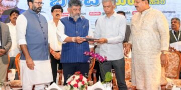 ಕಾರಂತ ಬಡಾವಣೆ ಭೂ ಮಾಲೀಕರಿಗೆ ನಿವೇಶನ ಪತ್ರ ವಿತರಣೆ ; ರೈತರ ಕೊಡುಗೆ ಅನನ್ಯ ಎಂದ ಸಿಎಂ ಡಿಕೆಶಿ