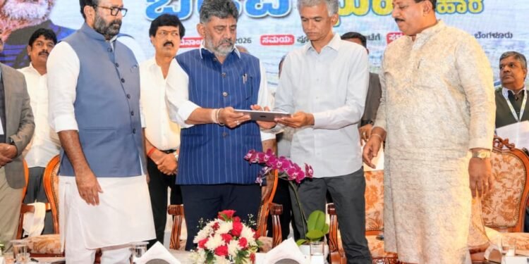 ಕಾರಂತ ಬಡಾವಣೆ ಭೂ ಮಾಲೀಕರಿಗೆ ನಿವೇಶನ ಪತ್ರ ವಿತರಣೆ ; ರೈತರ ಕೊಡುಗೆ ಅನನ್ಯ ಎಂದ ಸಿಎಂ ಡಿಕೆಶಿ