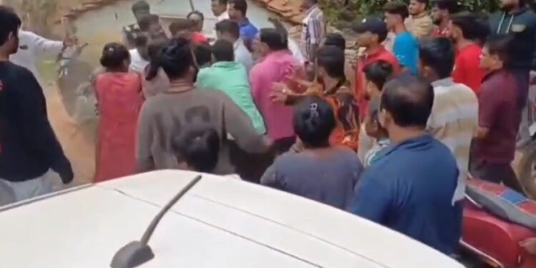 ಫುಟ್ಪಾತ್ನಲ್ಲಿ ಓಡಾಡೋಕೆ ಜಾಗ ಬಿಡಿ ಅಂದಿದ್ದೇ ತಪ್ಪಾಯ್ತು ; ಸ್ಥಳೀಯರ ಮೇಲೆ ವ್ಯಾಪಾರಿಗಳಿಂದ ಹಲ್ಲೆ!