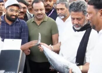 ಬೆಳ್ಳಂಬೆಳಗ್ಗೆ ಮಂಗಳೂರು ಬಂದರಿಗೆ ಡಿಕೆಶಿ ಭೇಟಿ ; ಮೀನುಗಾರರ ಸಮಸ್ಯೆ ಆಲಿಸಿ ಕೈಯಲ್ಲಿ ಕಿಂಗ್‌ ಫಿಶ್‌ ಹಿಡಿದ ಸಿಎಂ!